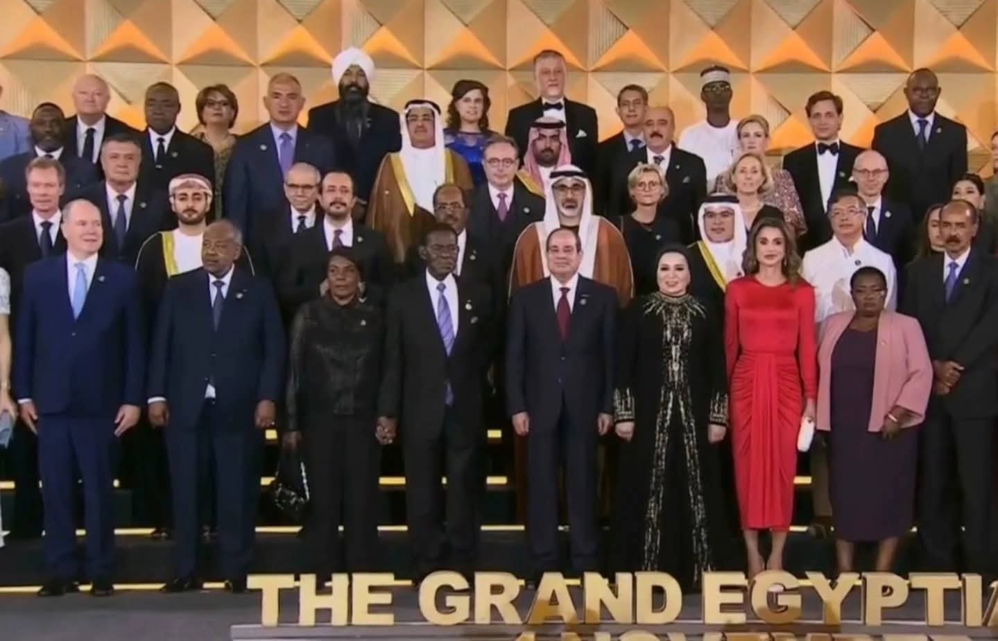 يتوسطهم السيسي وقرينته.. الملوك والرؤساء في افتتاح المتحف الكبير