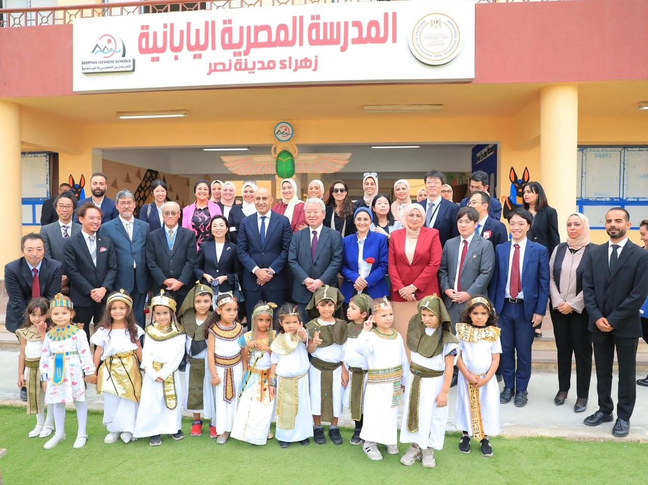 وزير التعليم يصطحب الأميرة أكيكو لزيارة المدرسة اليابانية