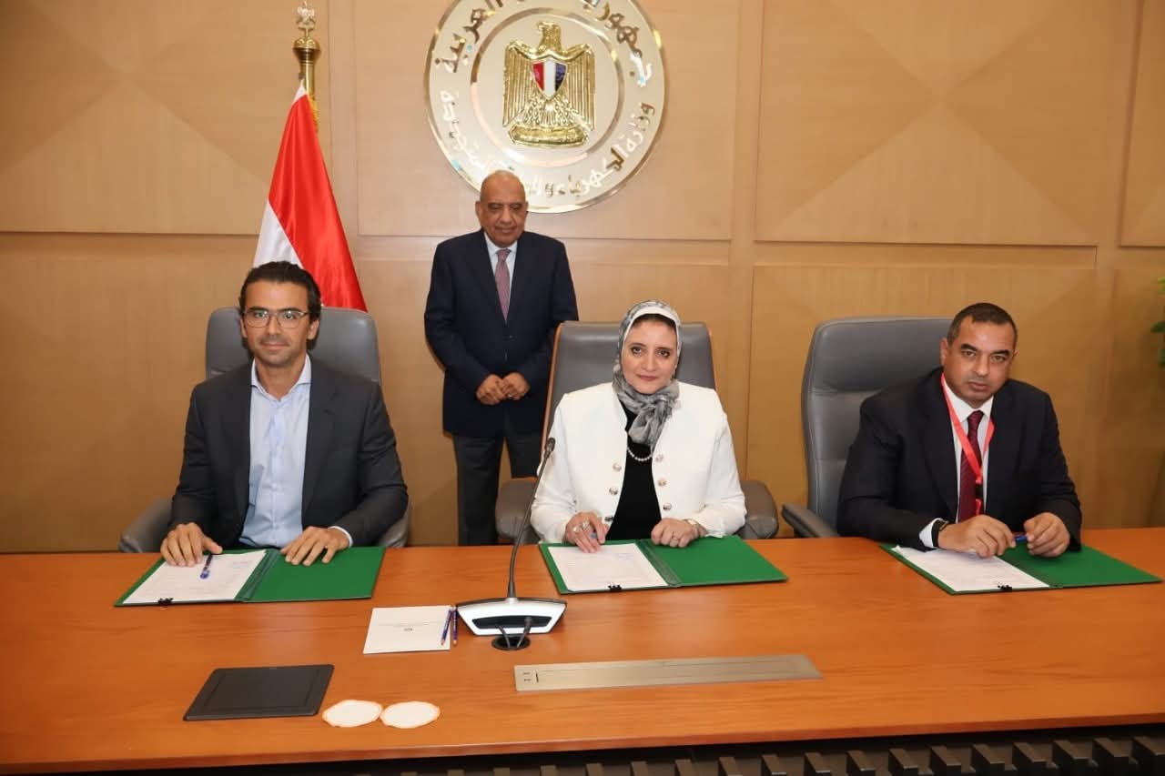 وزير الكهرباء يوقع اتفاقيات للطاقة الشمسية والتخزين