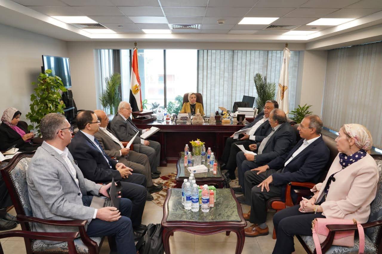 جامعة عين شمس تستعرض خطط مركز النانو التكنولوجي