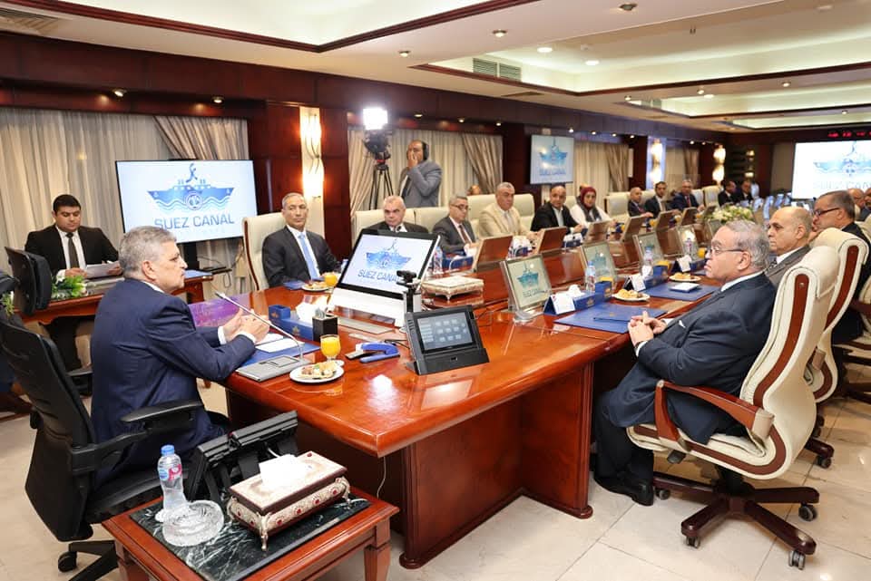 الفريق ربيع يبحث مع الخطوط الملاحية عودة السفن لقناة السويس