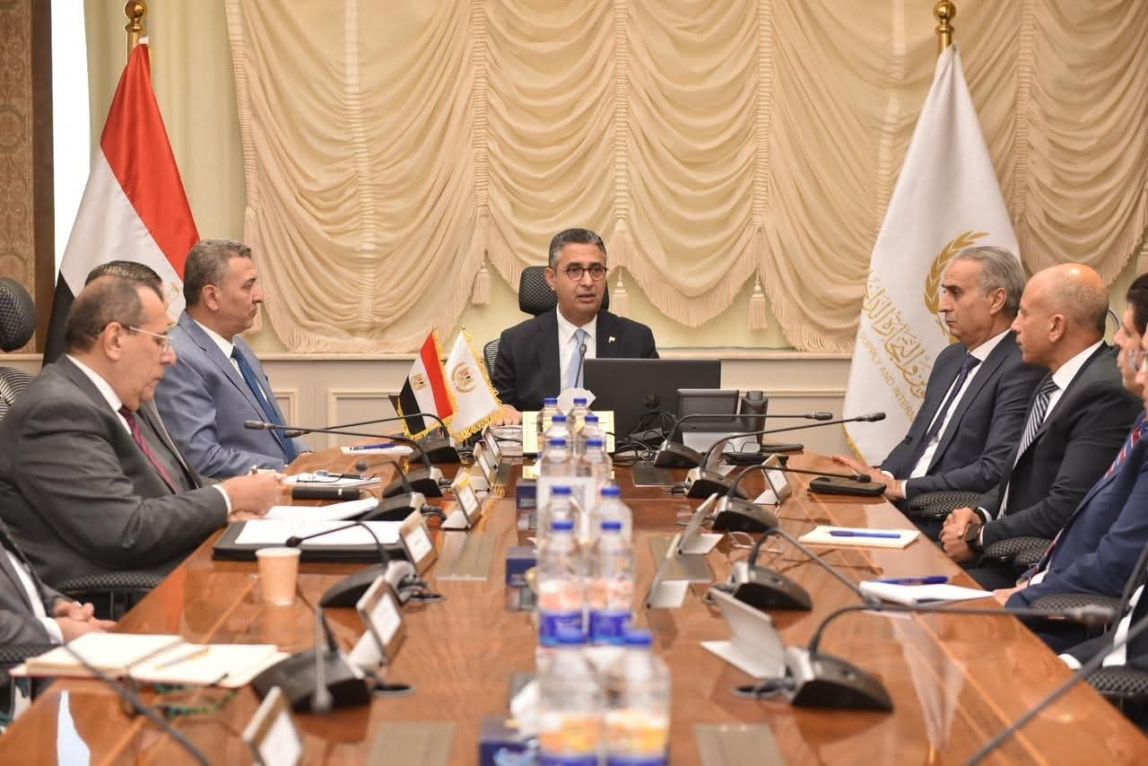 وزير التموين يتابع توافر السلع الأساسية وضبط الأسواق