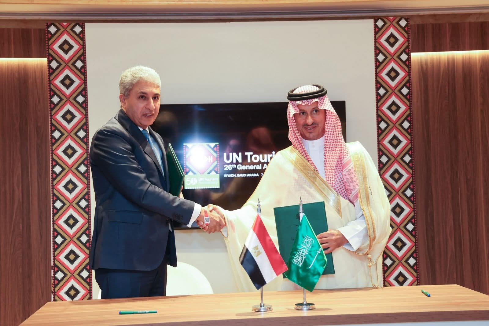 مصر والسعودية توقعان برنامجًا تنفيذيًا لتعزيز التعاون السياحي