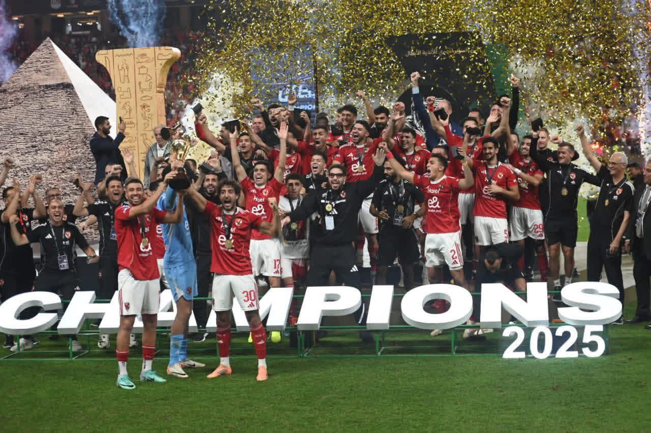 الأهلي يتوج بالسوبر المصري بثنائية في الزمالك بالإمارات