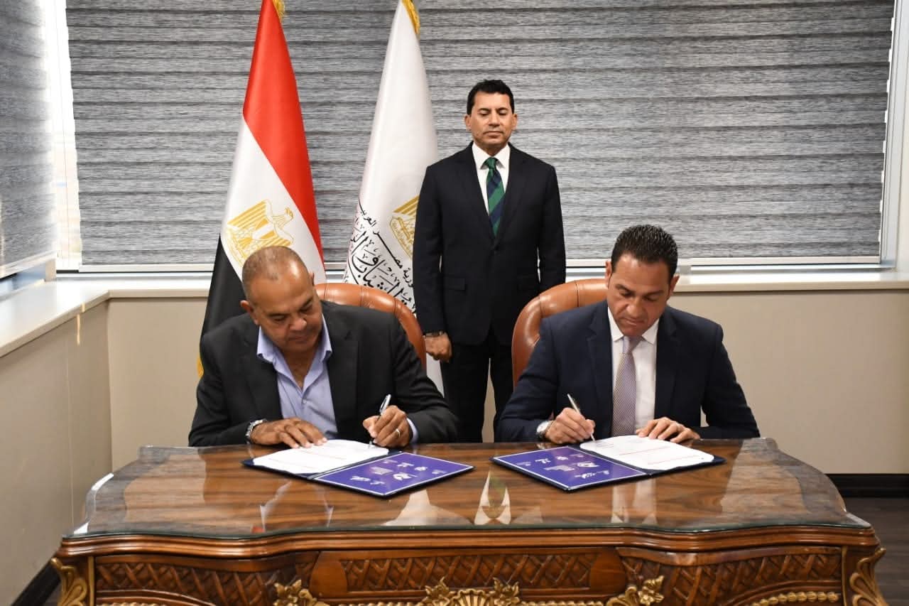 وزير الرياضة يشهد توقيع بروتوكول بطولة العالم بالزعانف 2026