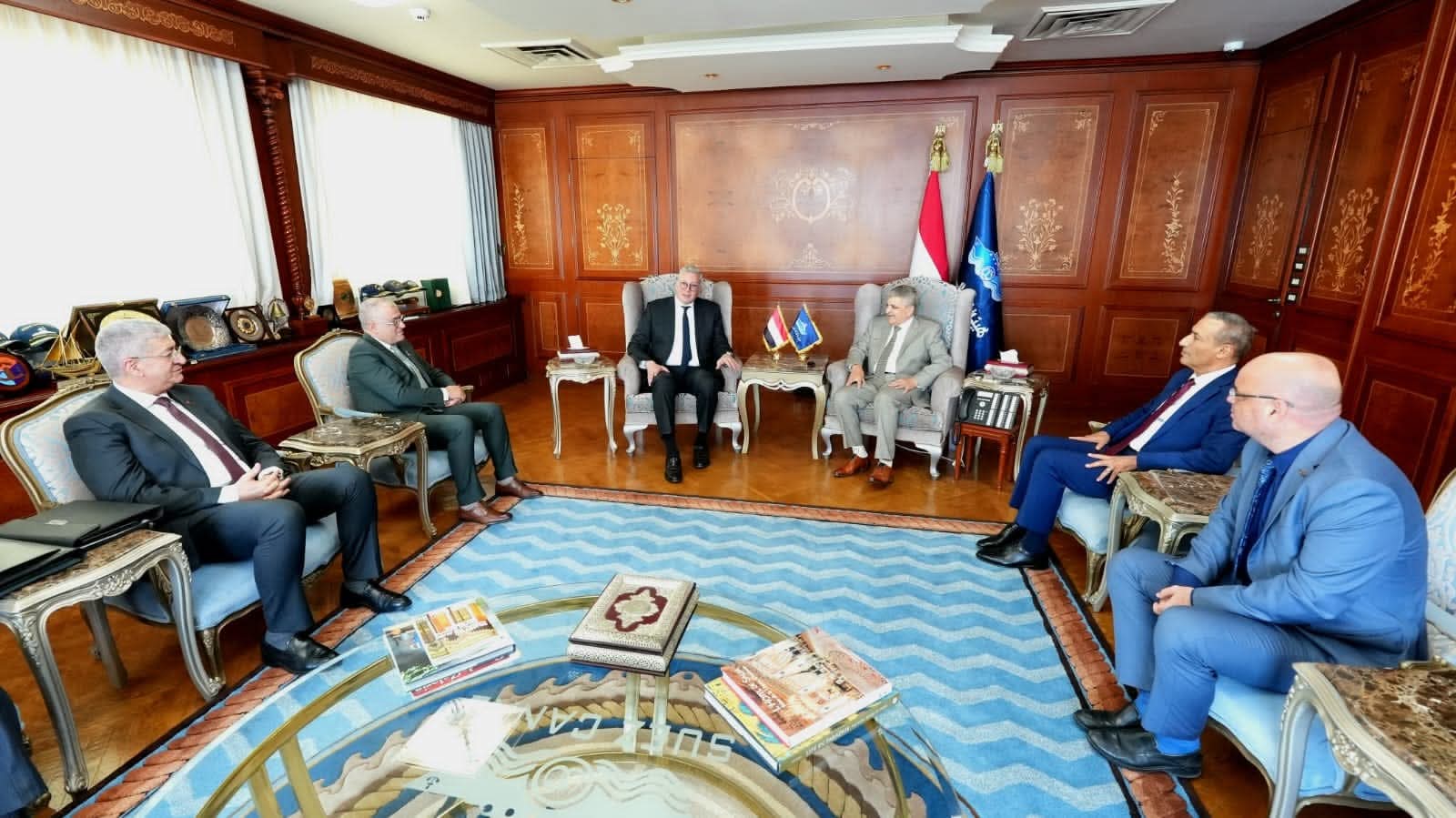 البترول تتعاون مع قناة السويس لإنشاء محطة للغاز الطبيعي المسال الخضراء