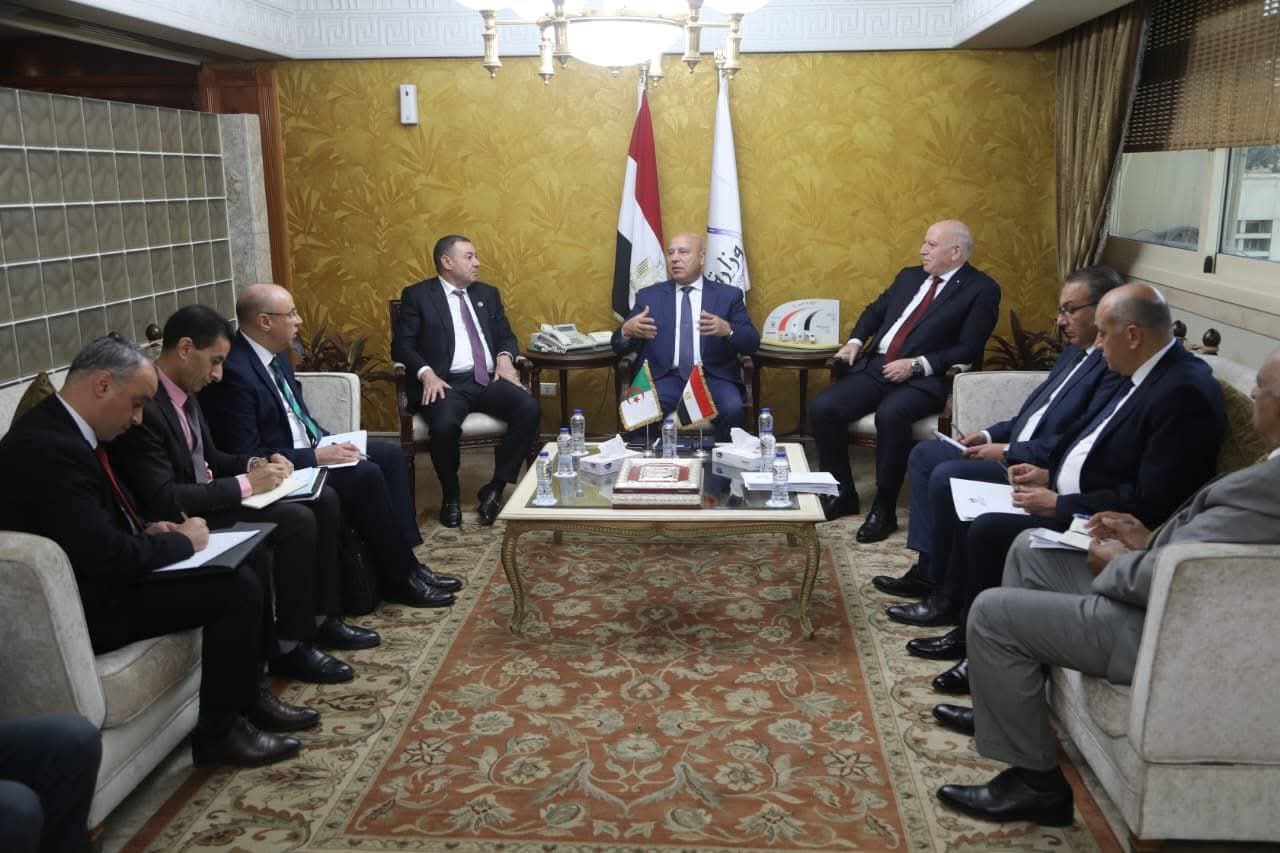 وزيرا الصناعة المصرى والجزائري يوقعان اتفاقية تعزيز التعاون الصناعي والنقل