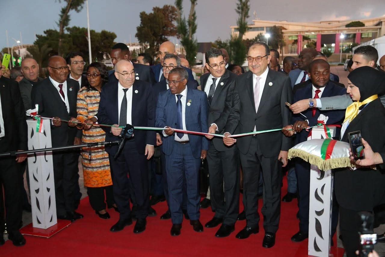 وزير قطاع الأعمال يفتتح معرض الرعاية الصحية بالجزائر إفريقيا