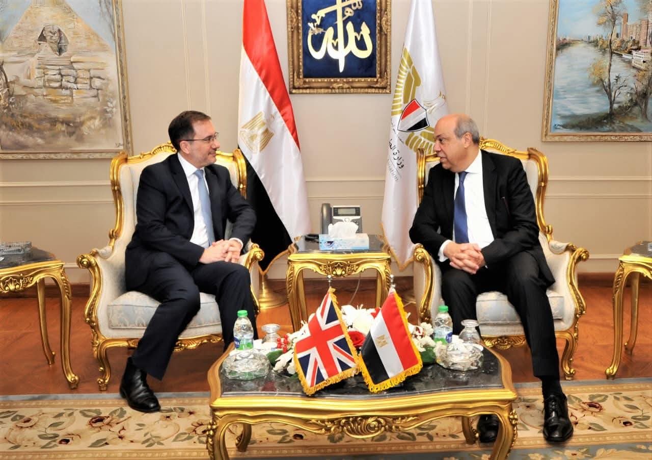 وزير الطيران يبحث التعاون مع السفير البريطاني لتعزيز الشراكة