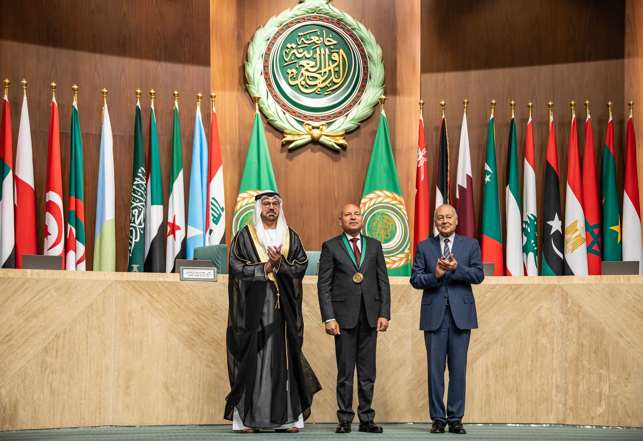 محافظ القاهرة يتسلم جائزة التميز الحكومي العربي 