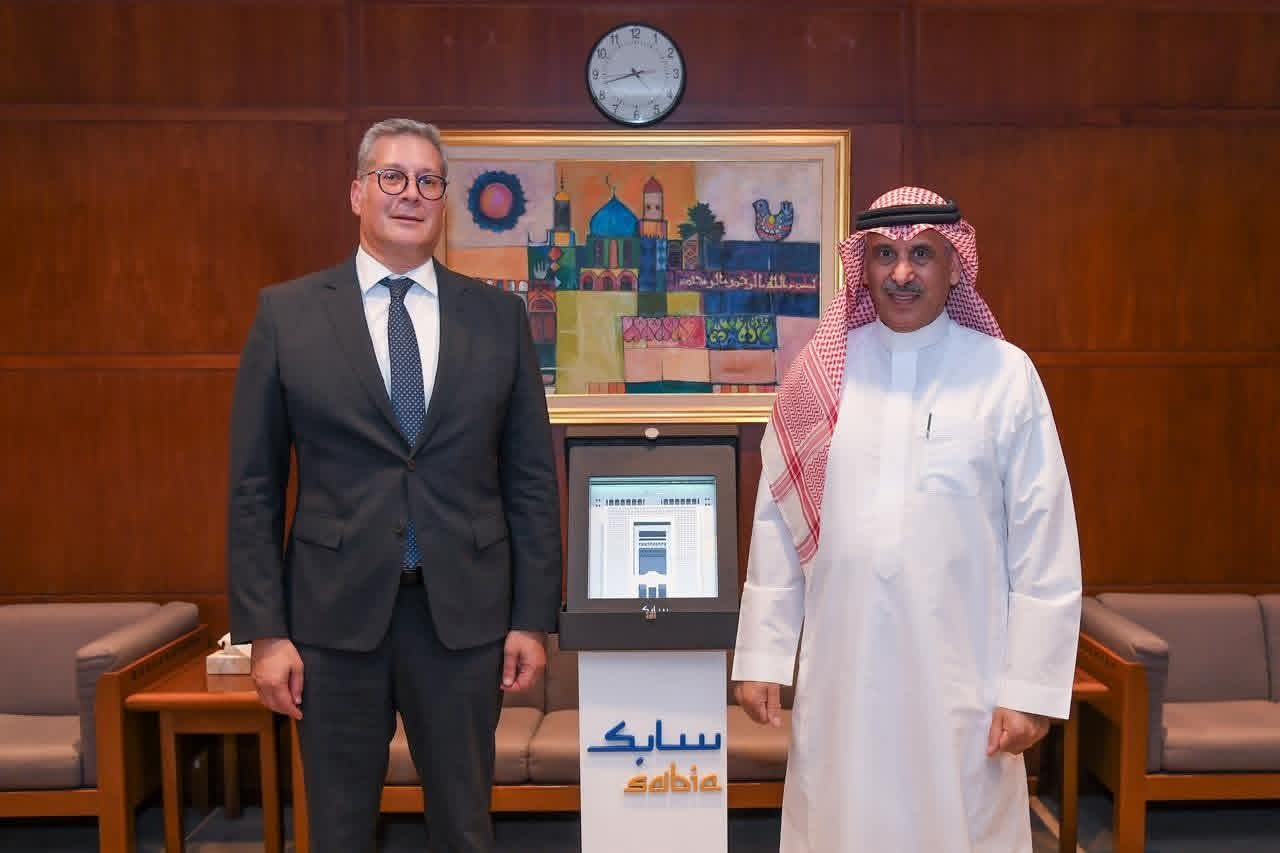 وزير البترول يبحث تعزيز شراكات البتروكيماويات مع سابك بالسعودية