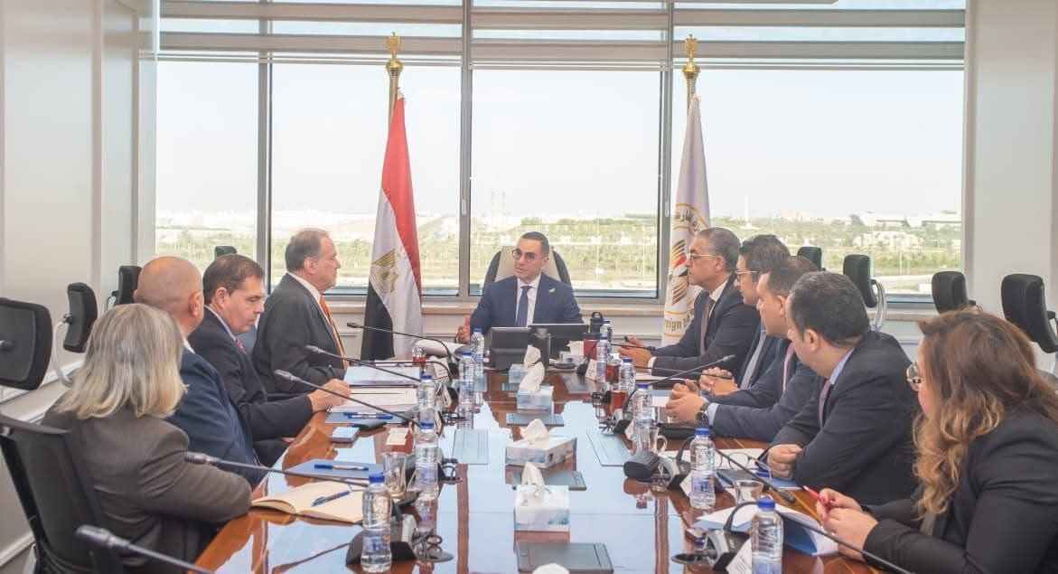 وزير الاستثمار يبحث مع 