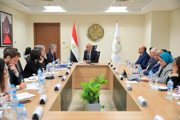 وزير التعليم يبحث تطوير التعليم الفني مع البنك الأوروبي