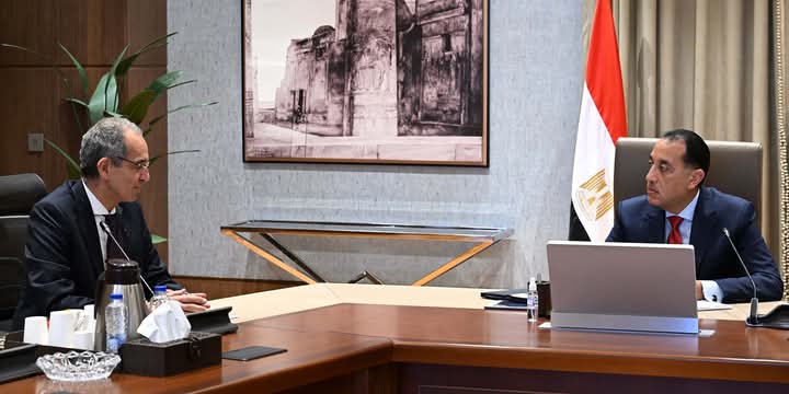 مدبولي يتابع مع وزير الاتصالات خطط التحول الرقمي وتطوير البنية التحتية