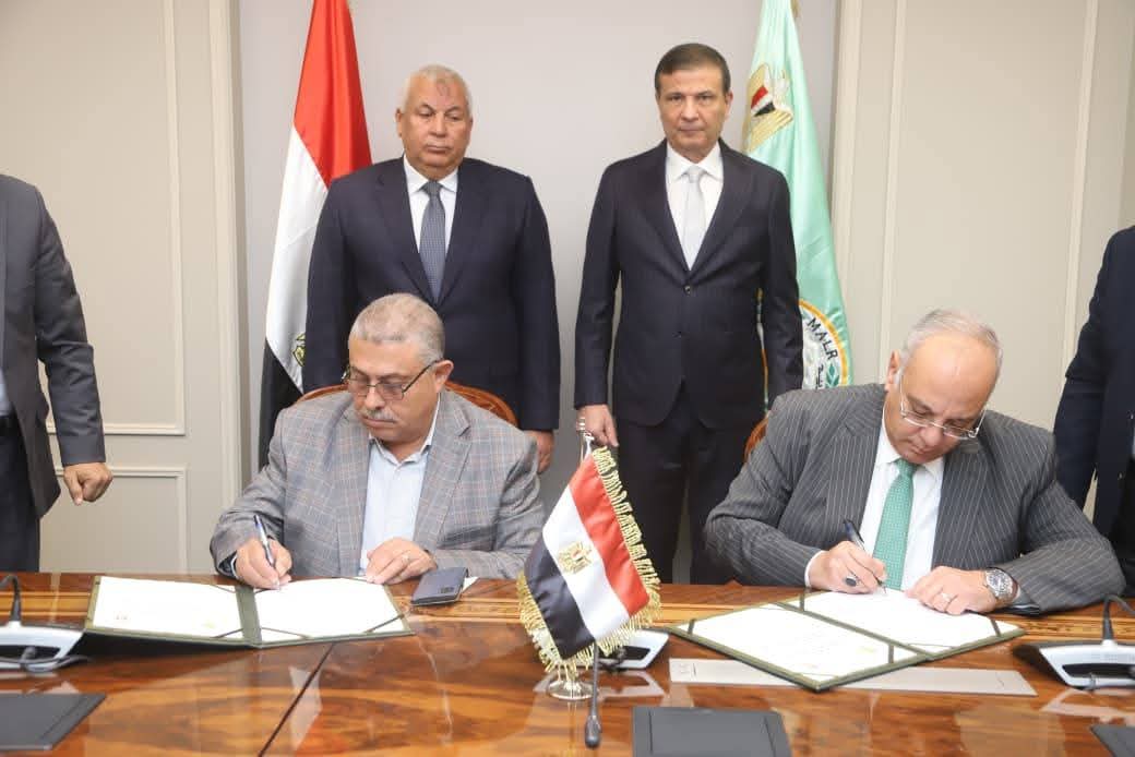 الزراعة والوادي الجديد يوقعان بروتوكول حماية مركز الحرير من الرمال