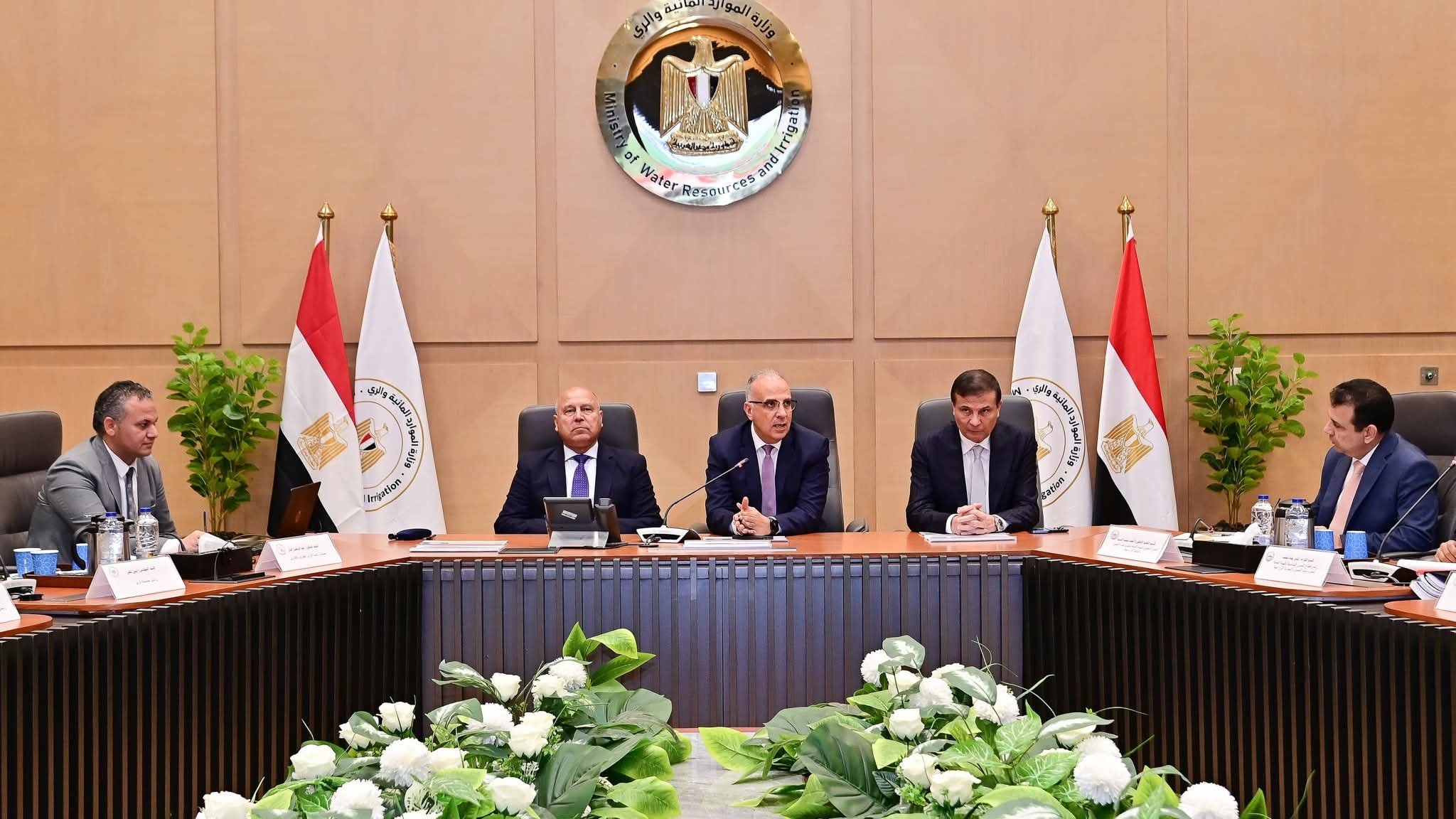 تنسيق بين وزارات الري والزراعة والنقل لإدارة المياه وحماية البنية