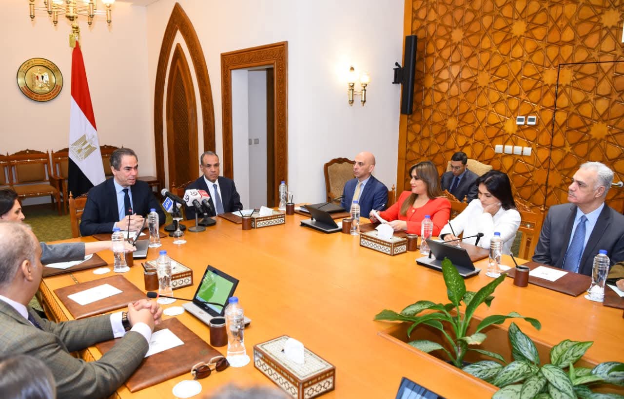 وزير الخارجية يؤكد التنسيق مع الإعلام دعماً الأمن القومي