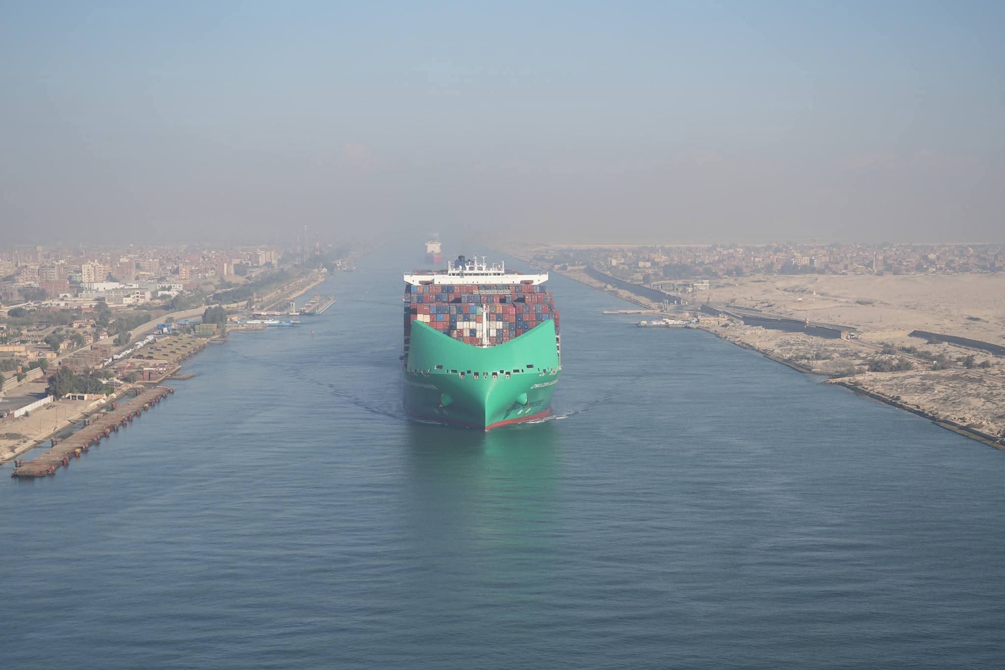 عودة سفن الحاويات العملاقة لعبور قناة السويس