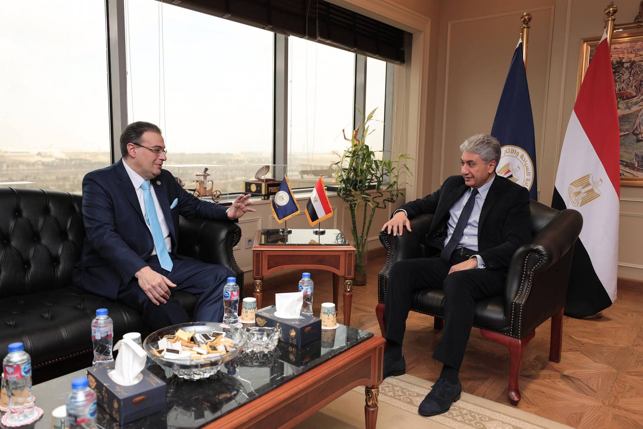 وزير السياحة يبحث تطوير الهياكل مع رئيس المركزي للتنظيم والإدارة