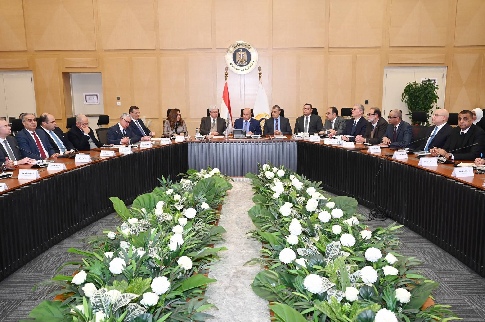 المجموعة الوزارية للتنمية الصناعية توافق على مشروعات كيماويات وإطارات وأسمنت جديدة