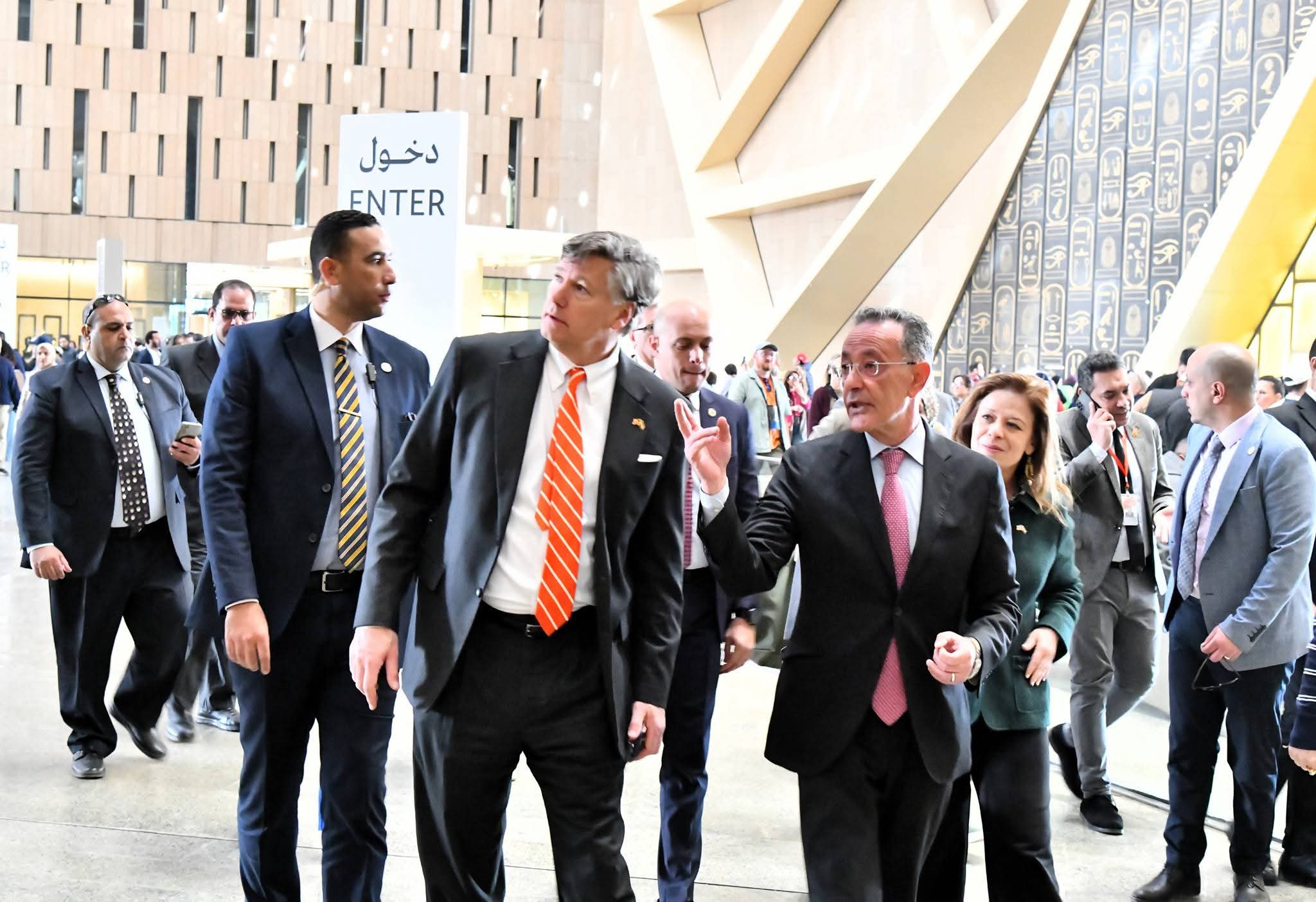 المتحف المصري الكبير يستقبل زوارًا من الولايات المتحدة وطاجيكستان