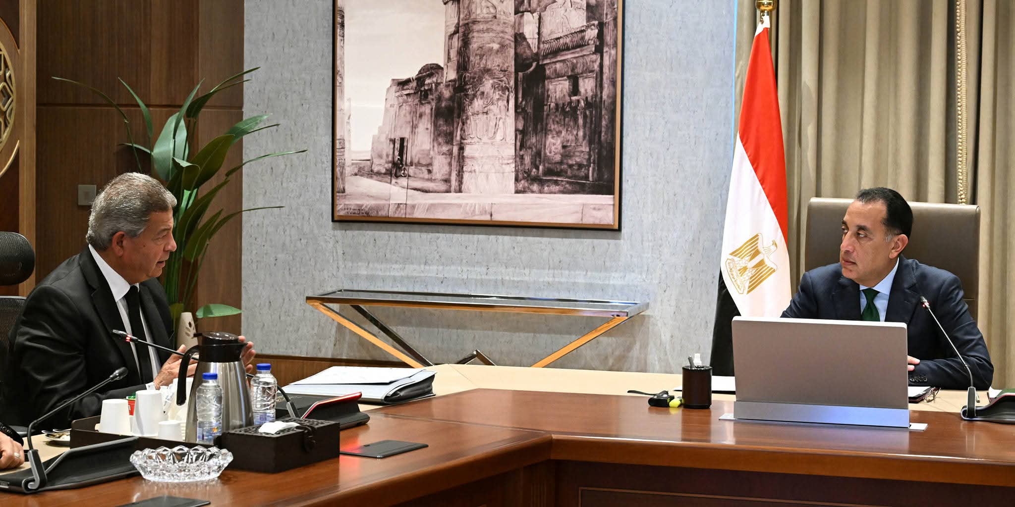 تمهيدًا لعرضه على الرئيس.. مدبولي يتسلم التقرير النهائي لتطوير الإعلام المصري