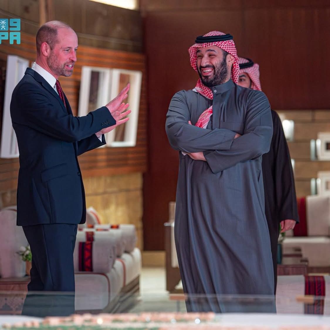 ولي العهد السعودي يستقبل ولي عهد بريطانيا بجولة الطريف التاريخي