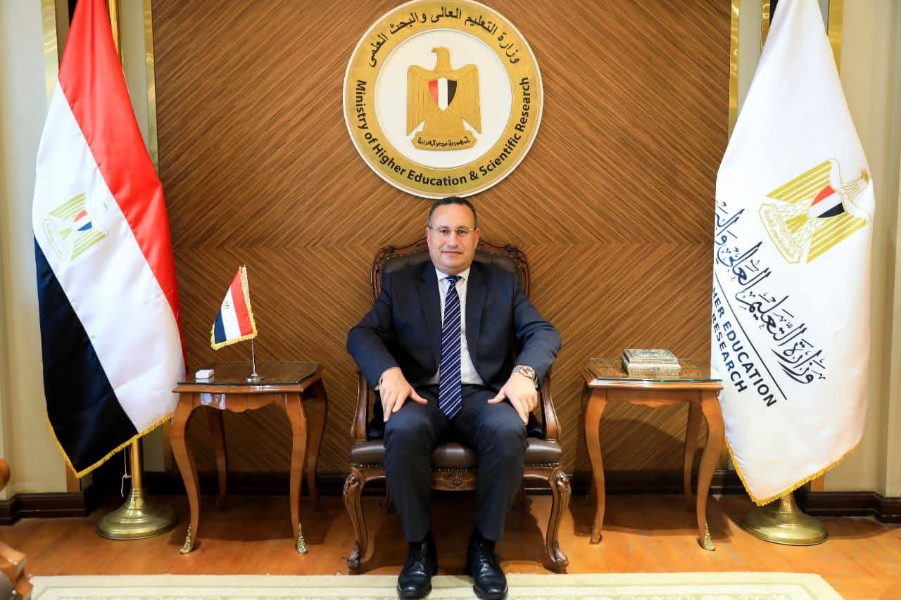 وزير التعليم العالي يتعهد بتعزيز البحث العلمي وربطه بالصناعة