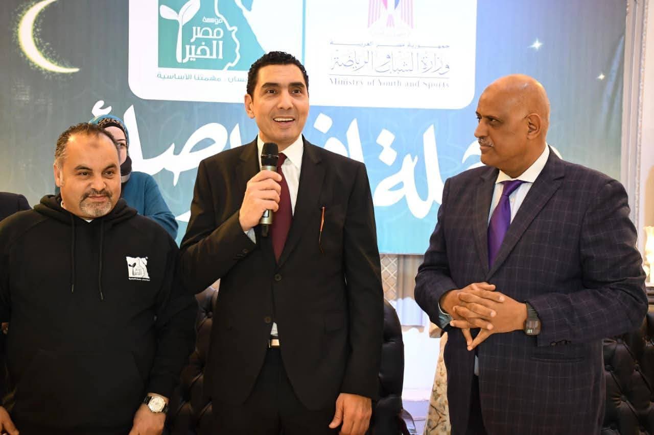 وزير الشباب يشارك الصائمين إفطارهم بخيمة مصر الخير الرمضانية