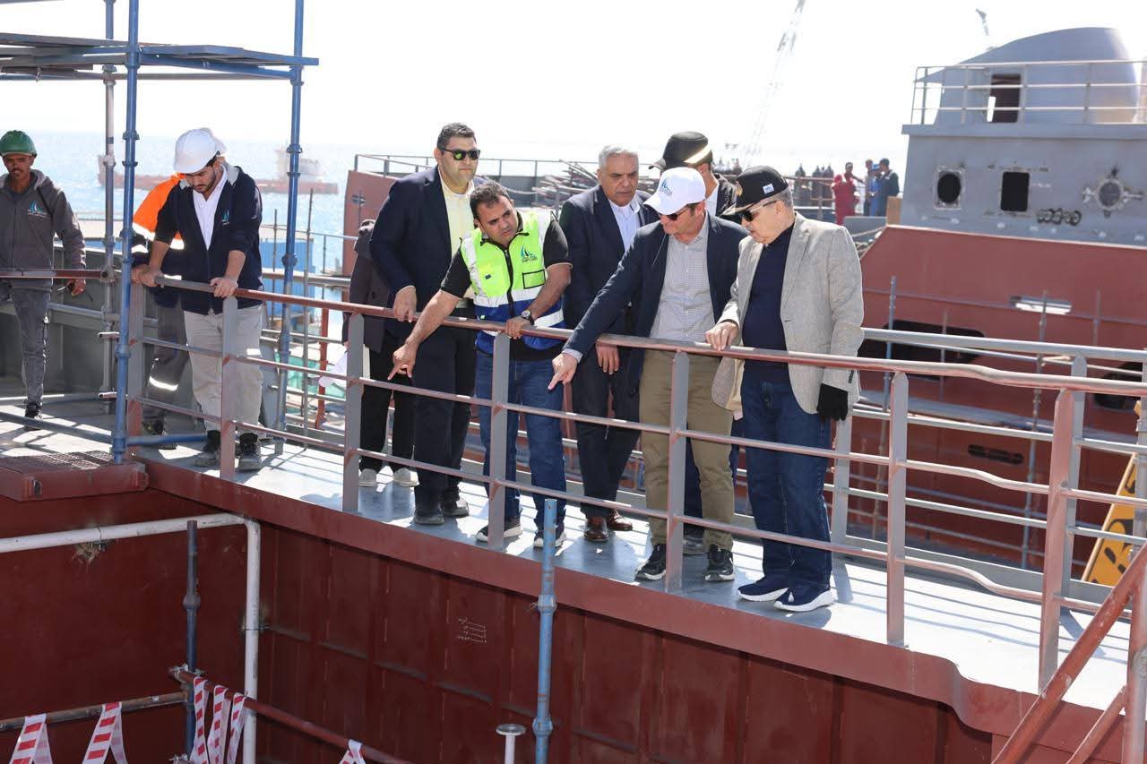 رئيس قناة السويس يتفقد ترسانة البحر الأحمر لمتابعة بناء القاطرات