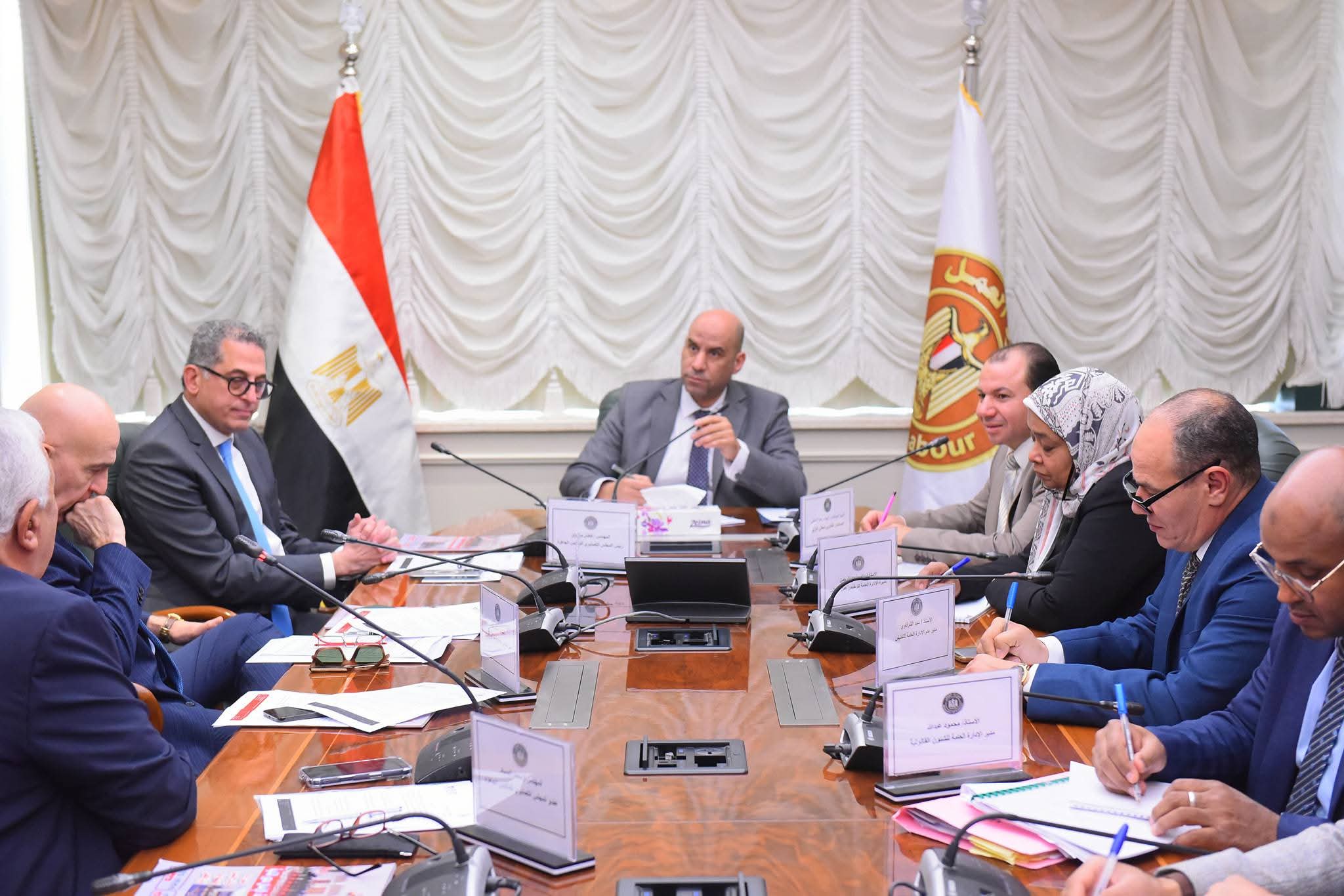 وزير العمل يطمئن المستثمرين ويدعم صناعة الملابس الجاهزة