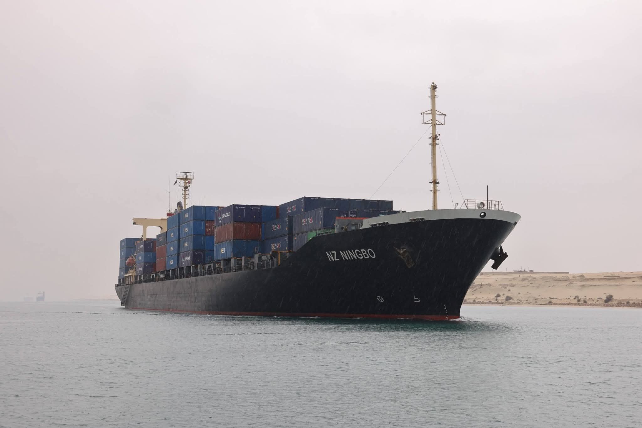 قناة السويس تواصل العمل بكفاءة وعبور 39 سفينة اليوم