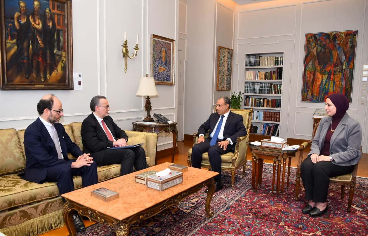 وزير الخارجية يبحث تعزيز التعاون مع بنك الاستثمار الأوروبي