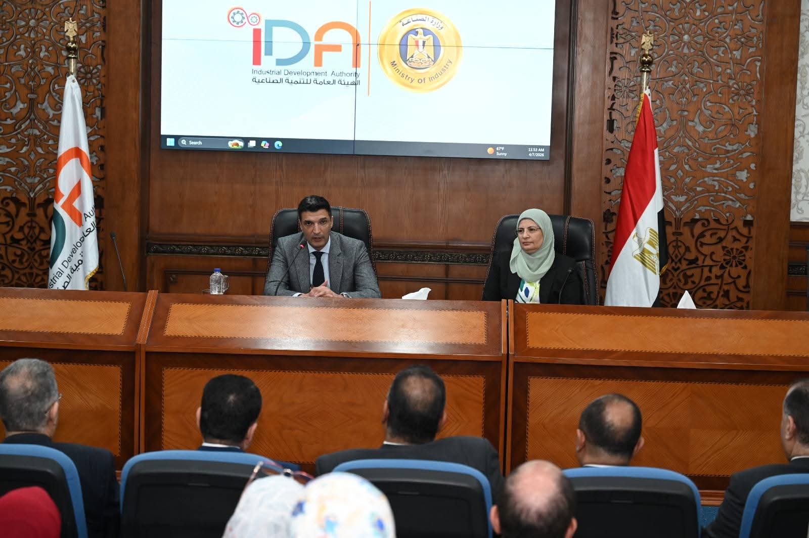 وزير الصناعة يقود تحديث منظومة الخدمات وتحسين بيئة الاستثمار