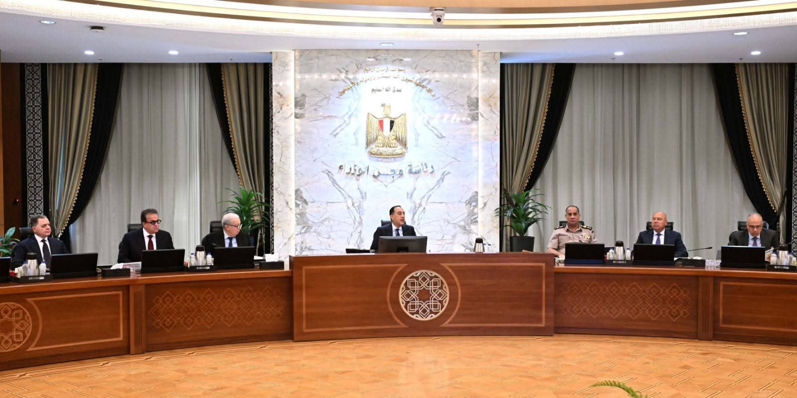 مجلس الوزراء يبحث التنمية وجذب الاستثمار وتؤكد التفاعل مع البرلمان