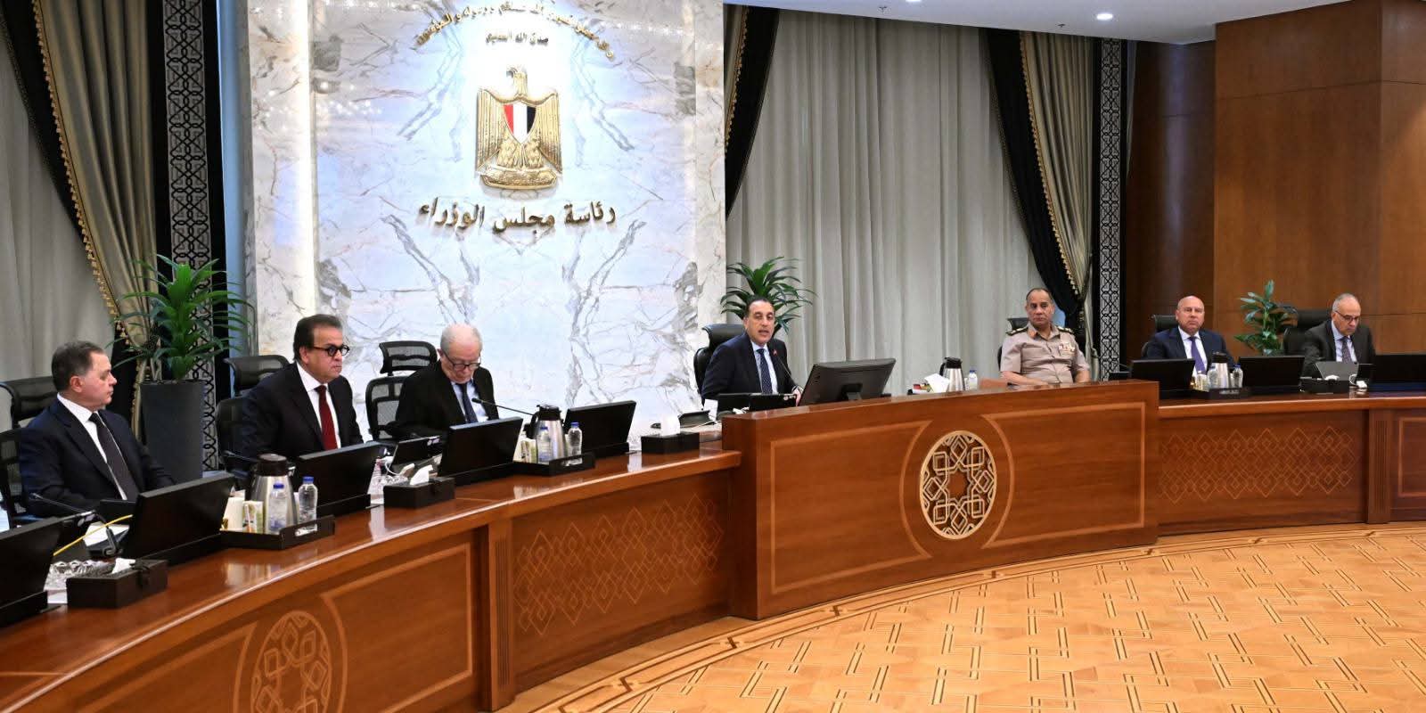 الحكومة تُقر حزمة قرارات تشمل تطوير الإسعاف والتحول الرقمي والاستثمار