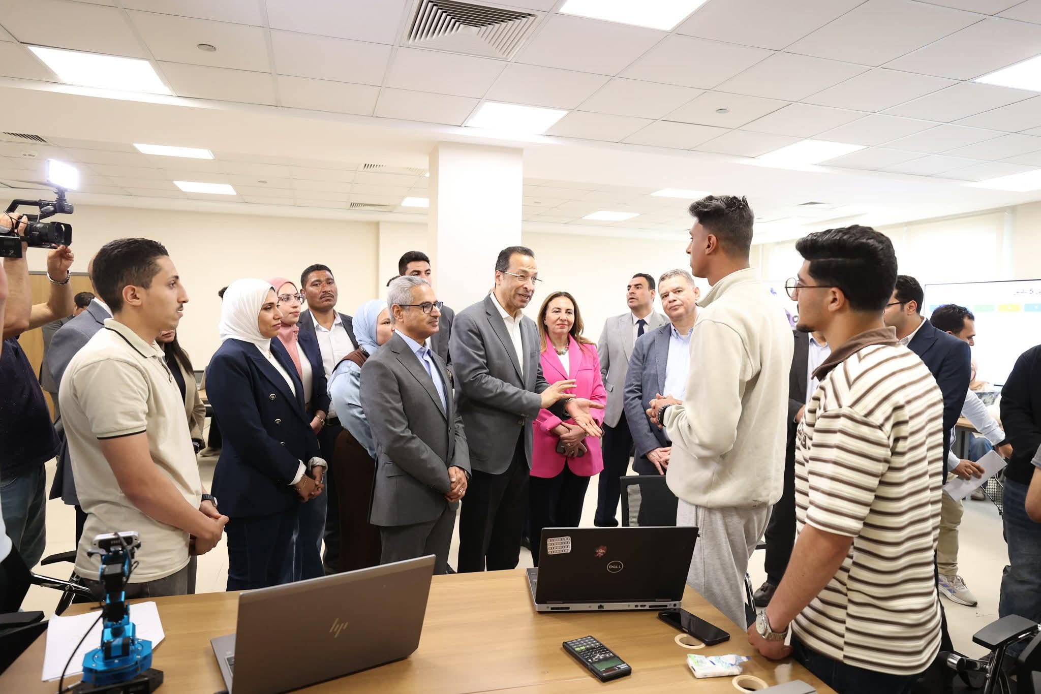 في ختام زيارته لبني سويف.. هندي يزور مركز إبداع مصر الرقمية