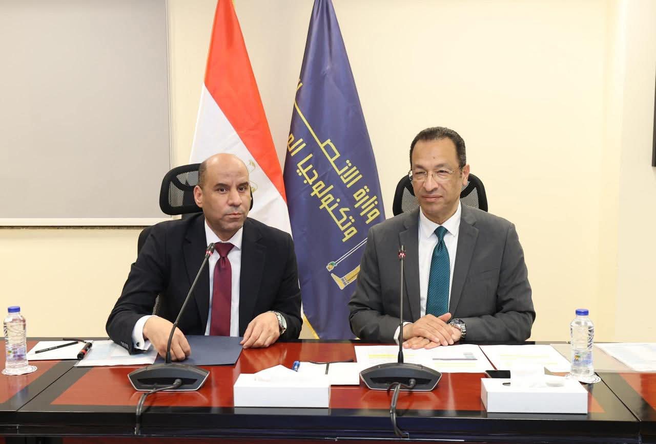 وزيرا الاتصالات والعمل يوسعان رقمنة الخدمات الحكومية عبر المنصة