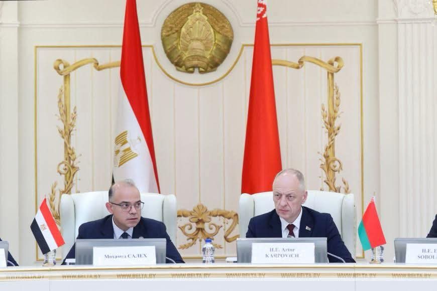 مصر وبيلاروسيا تبحثان توسيع الشراكات الصناعية والاستثمارية بين مجتمع الأعمال