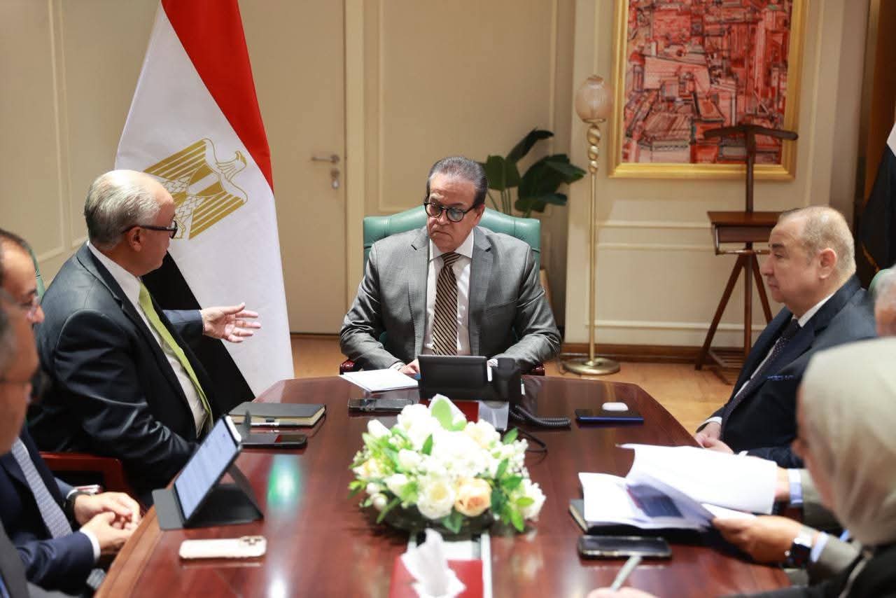 وزير الصحة يبحث توطين صناعة الدواء وتعزيز الاكتفاء الذاتي محلياً