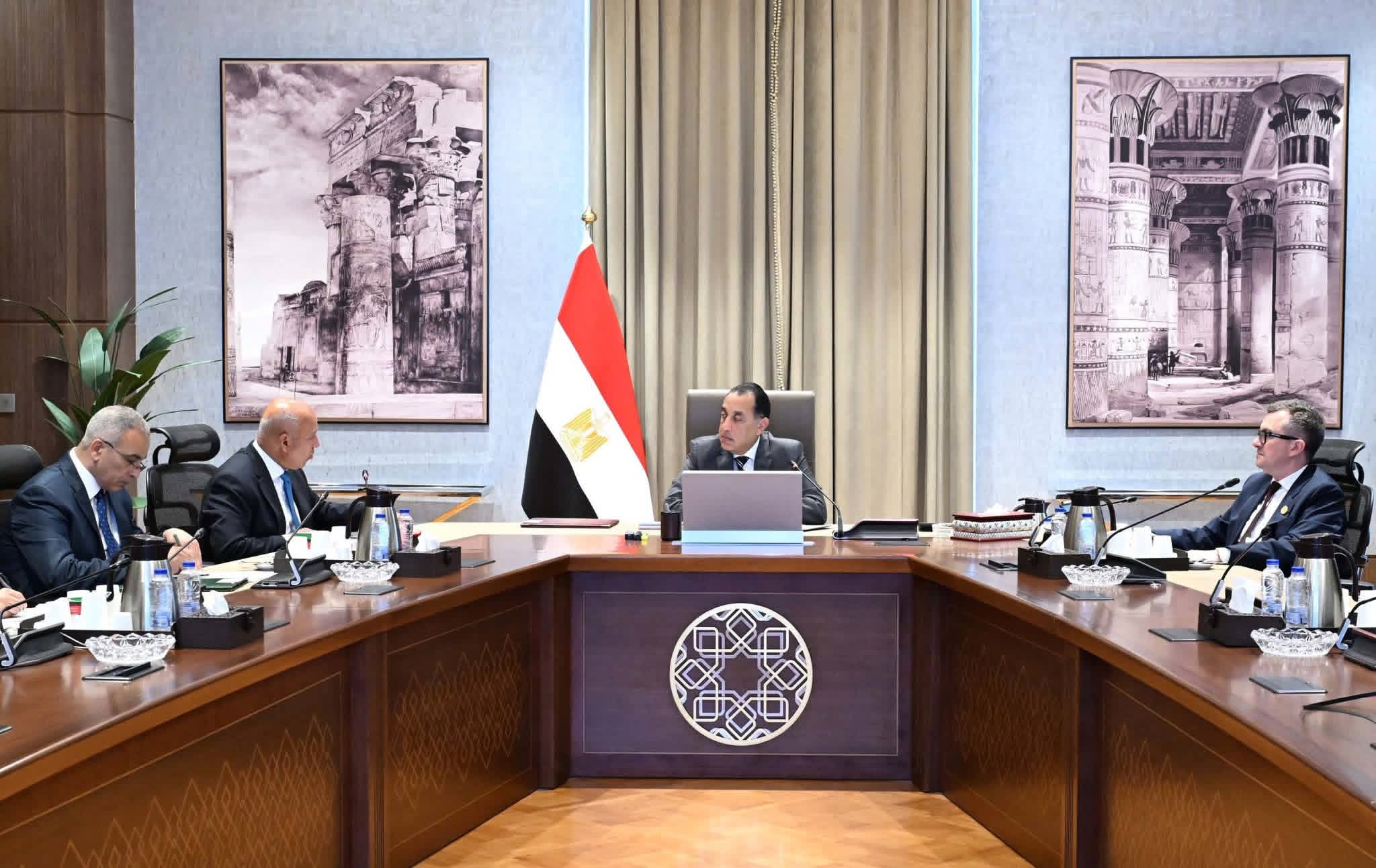 مدبولي يتابع تنفيذ مشروعات الطرق لدعم التنمية وربط المحافظات بالموانئ
