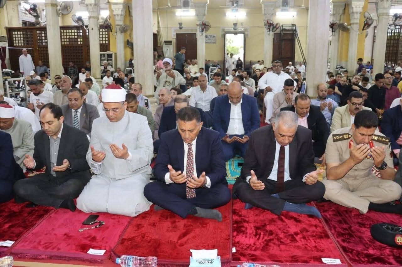 المحافظون ونوابهم يؤدون صلاة عيد الأضحى بالمحافظات وسط حضور جماهيري كثيف