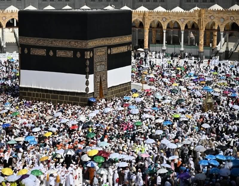 حجاج بيت الله الحرام يختتمون مناسك الحج بطواف الوداع