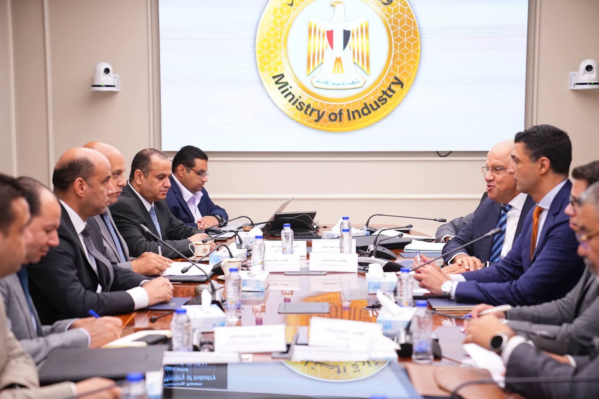 الصناعة والعمل تبحثان إزالة تحديات القطاع وتعزيز التدريب وتيسير الاستثمار
