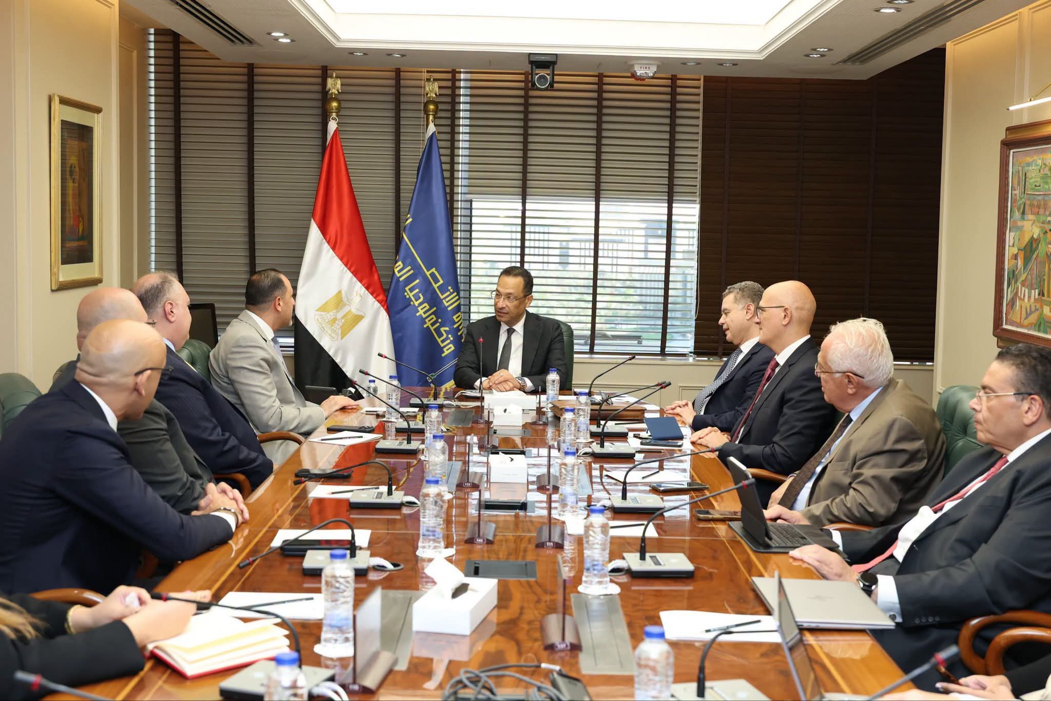 وزير الاتصالات يبحث توسع EY وإطلاق مركز إقليمي للتعهيد بمصر 