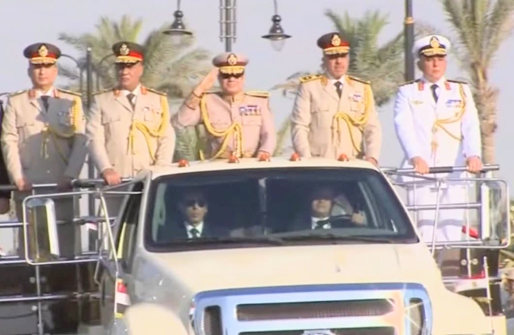 الرئيس السيسي يفتتح مقر القيادة الاستراتيجية مرتديًا الزي العسكري الرسمي