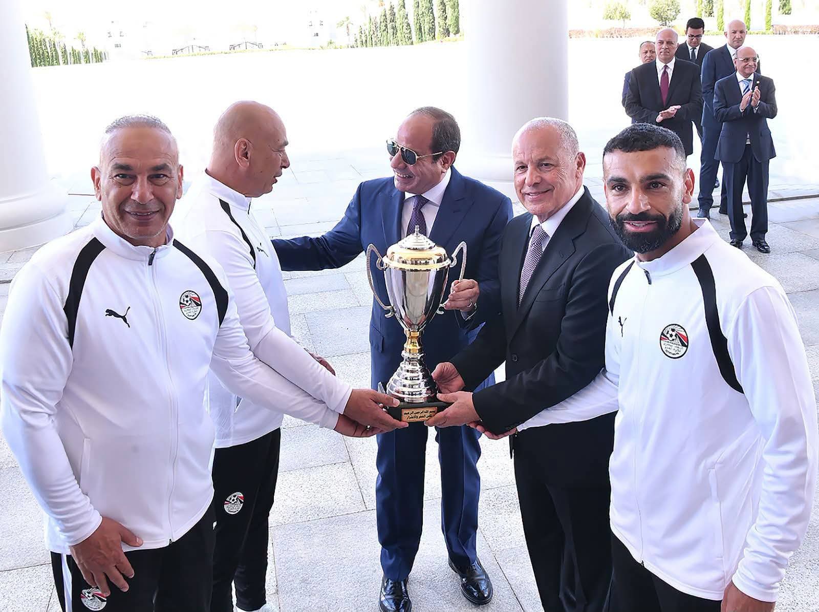 تكريم رئاسي لأبطال المنتخب.. السيسي يمنحهم أوسمة الجدارة ويشاركهم الغداء