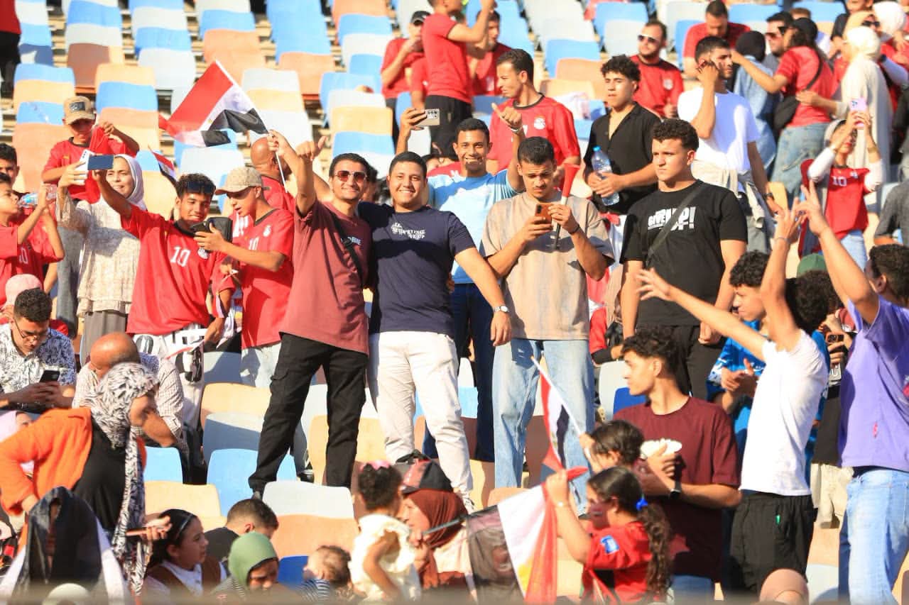جماهير مصر تتوافد لاستاد القاهرة احتفالًا بإنجاز المنتخب التاريخي العالمي