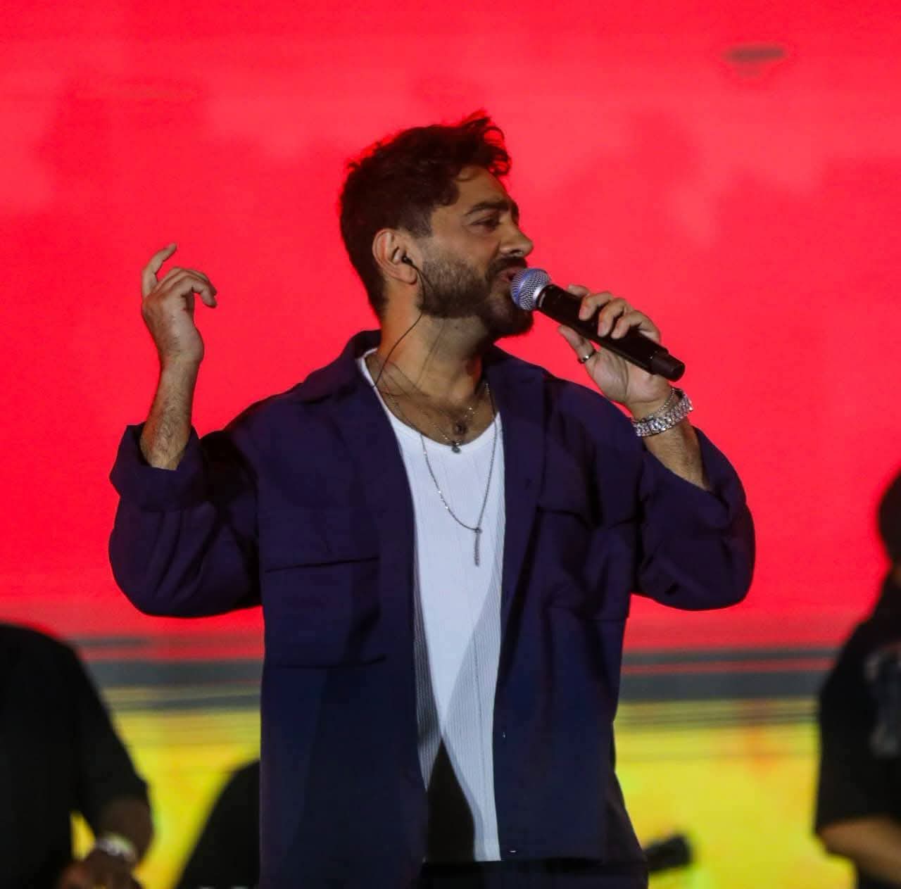 تامر حسني يشعل استاد القاهرة احتفالًا بإنجاز المنتخب التاريخي العالمي