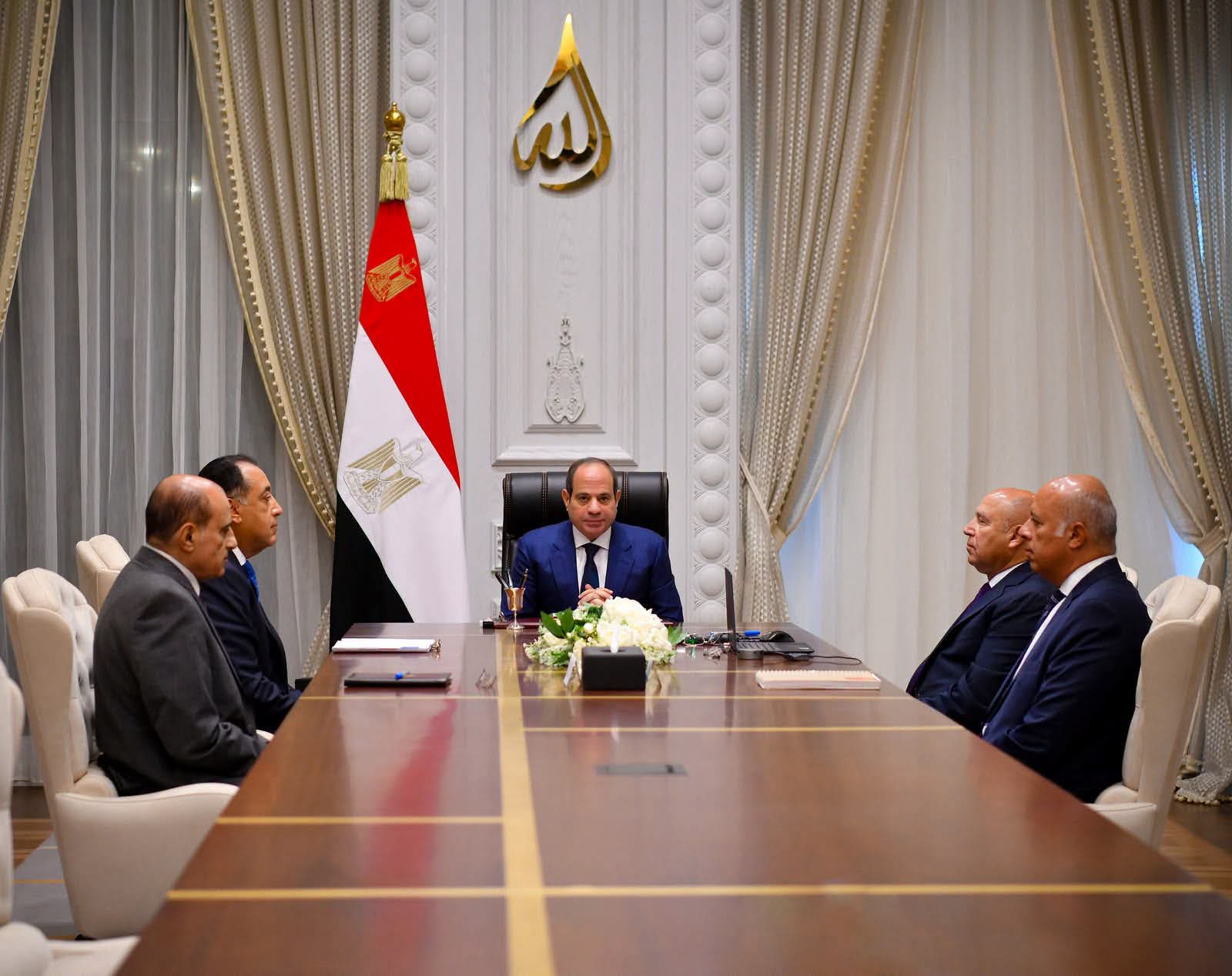 الرئيس السيسي يتابع خطط تطوير الموانئ ومشروعات النقل والطرق بمصر